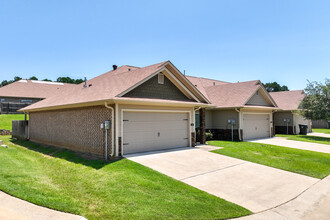 Townhomes at Faulkner Park in Tyler, TX - Building Photo - Building Photo