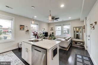 426 18th St NE-Unit -2 in Washington, DC - Foto de edificio - Building Photo