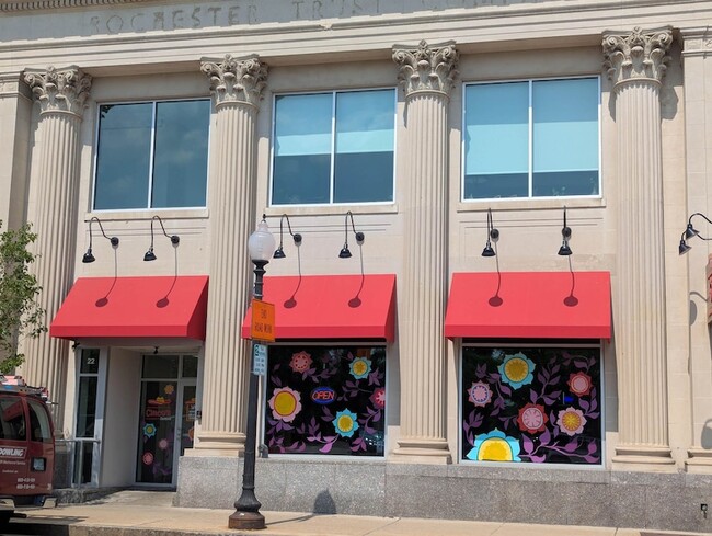 22 S Main St, Unit 204 in Rochester, NH - Foto de edificio - Building Photo
