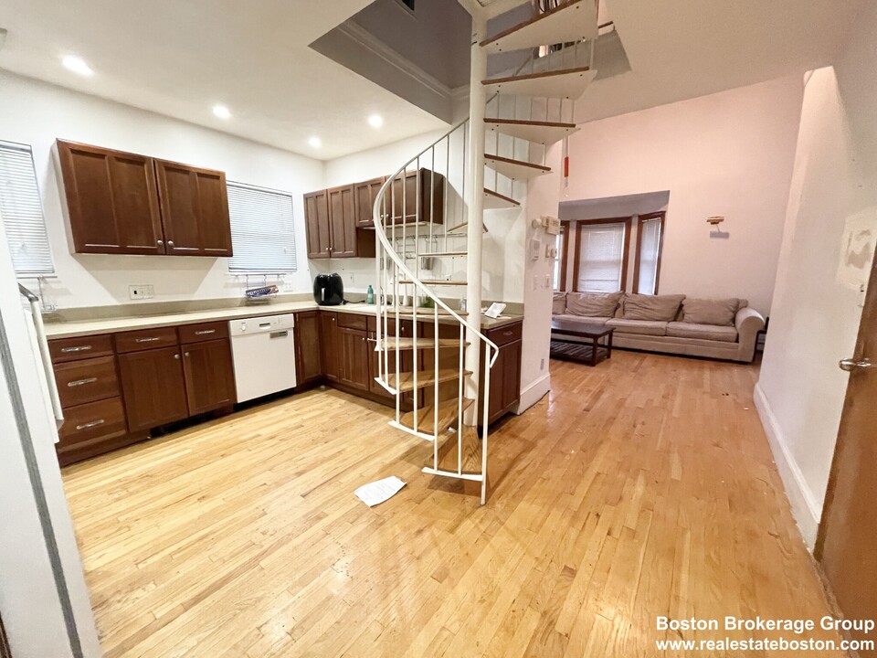 1568 Tremont St, Unit 1 in Boston, MA - Building Photo