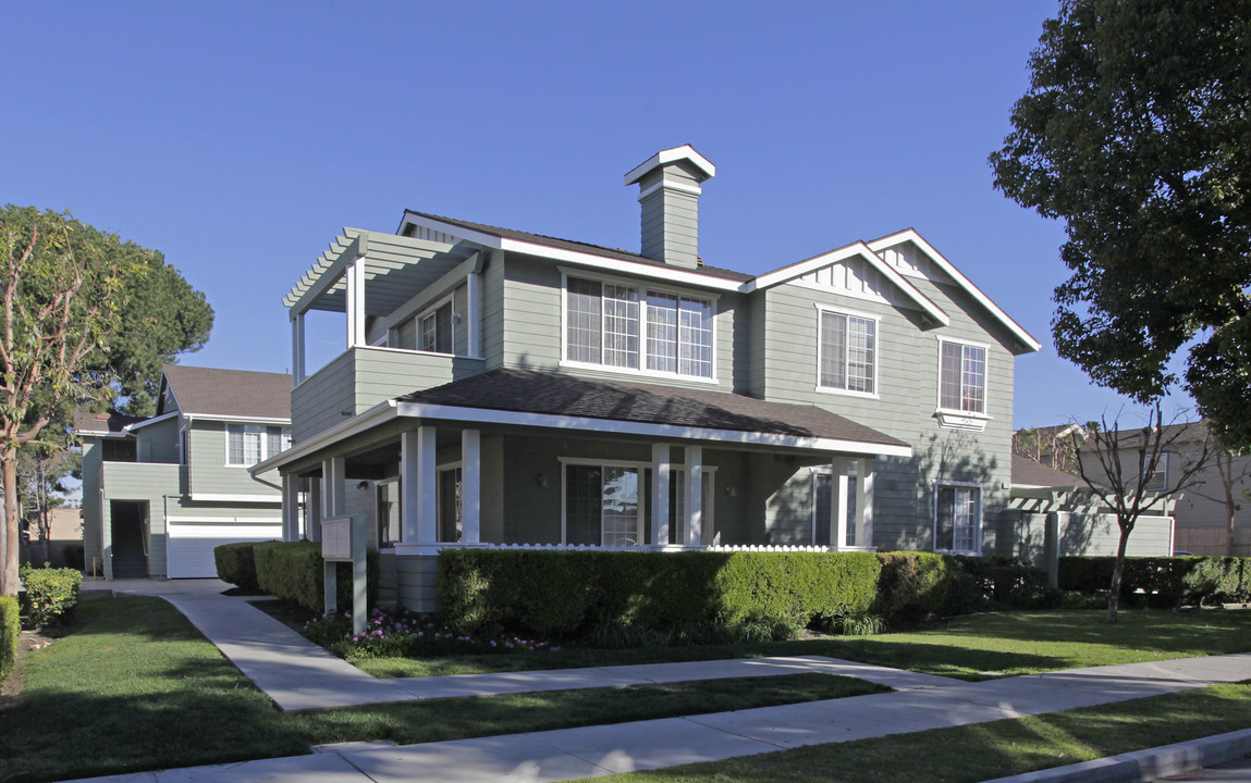 525 W Amerige Ave in Fullerton, CA - Building Photo