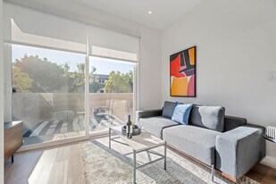 8820 Belford Ave in Los Angeles, CA - Building Photo