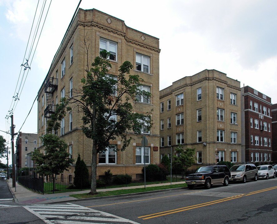 383-389 Clifton Ave in Newark, NJ - Building Photo