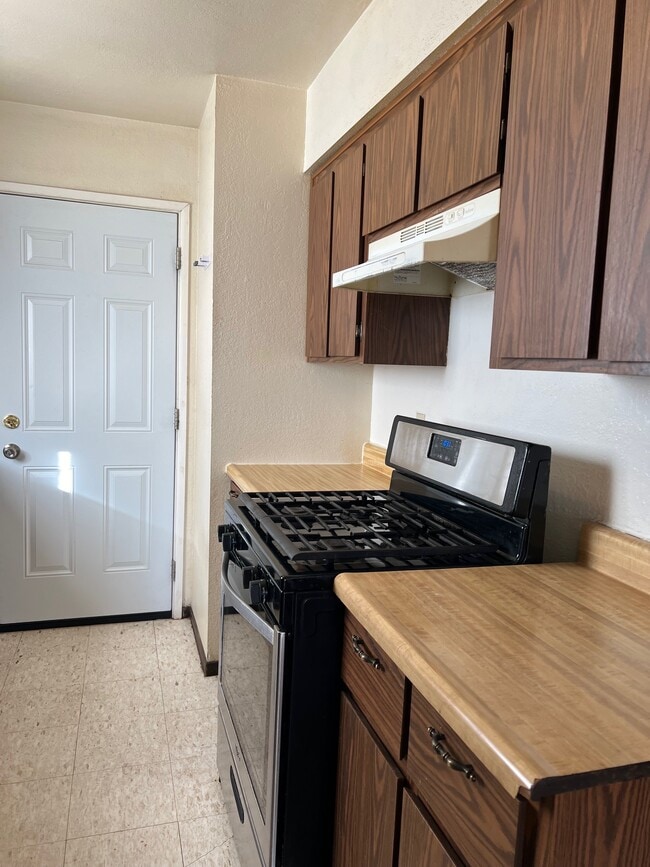 3835 N Roosevelt St, Unit 3835 Roosevelt N Apt F in Kingman, AZ - Building Photo - Building Photo