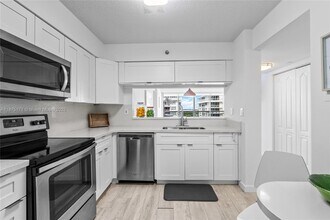 5757 Collins Ave, Unit 1602 in Miami Beach, FL - Building Photo - Building Photo