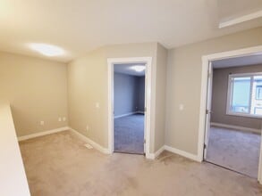 446 Allard Blvd SW in Edmonton, AB - Building Photo - Building Photo