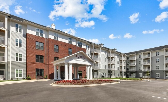 Album Matthews 55+ Active Adult Apartments in Matthews, NC - Foto de edificio - Building Photo