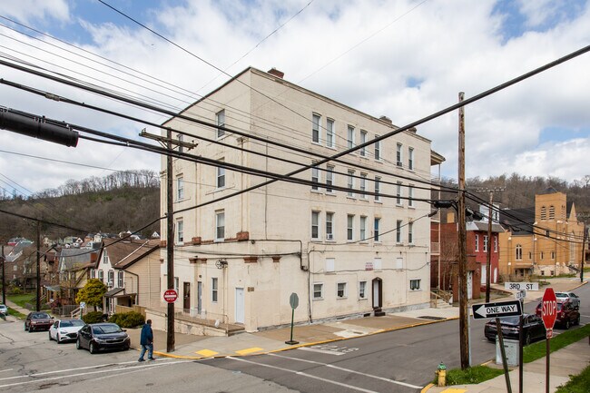 484 3rd St in Pitcairn, PA - Foto de edificio - Building Photo