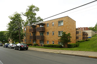 Carol Shamrock Apartments in Pittsburgh, PA - Foto de edificio - Building Photo