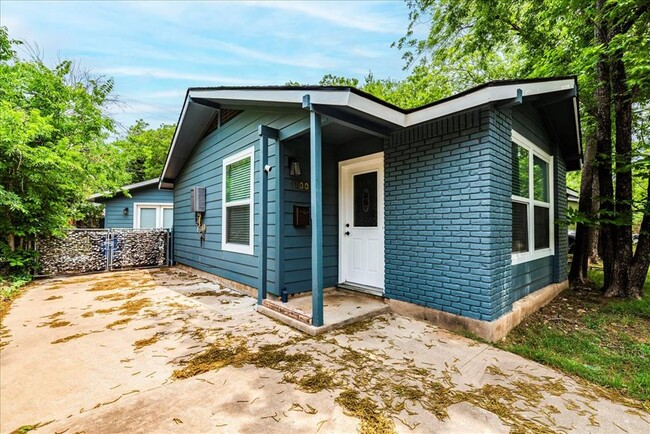 1900 Forest Hill Dr in Austin, TX - Building Photo - Building Photo