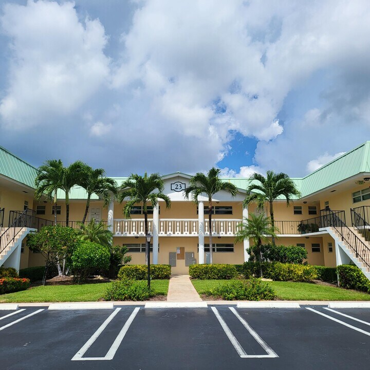 23 Colonial Club Dr in Boynton Beach, FL - Building Photo