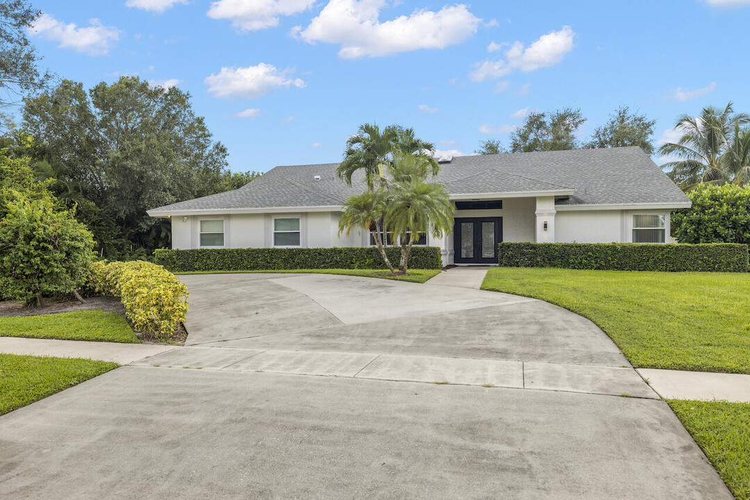 15600 Rolling Meadows Cir in Wellington, FL - Building Photo