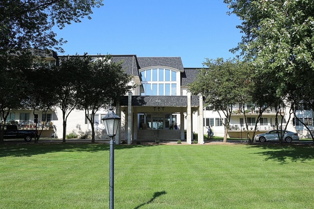 8750 Harrison Ave, Unit #411 in Munster, IN - Foto de edificio