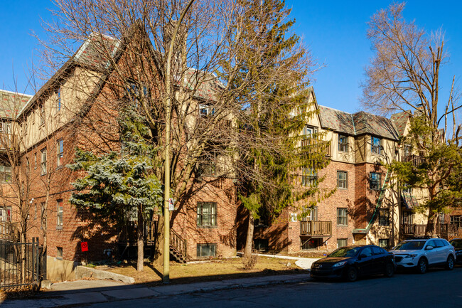 3745 Du Frère-André St in Montréal, QC - Building Photo - Building Photo