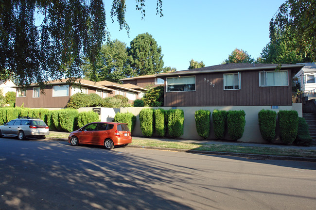 3737 SE Brooklyn St in Portland, OR - Building Photo - Building Photo