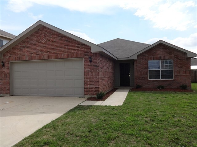 108 Thoroughbred Dr in Krum, TX - Building Photo