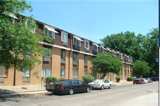 Clinton Chateau Apartments in Clinton, IN - Building Photo - Building Photo