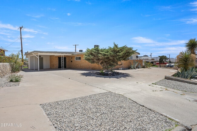 property at 4317 Larchmont Dr