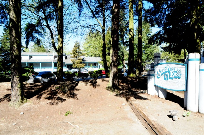 Sandpiper East Apartments in Bellevue, WA - Foto de edificio - Building Photo