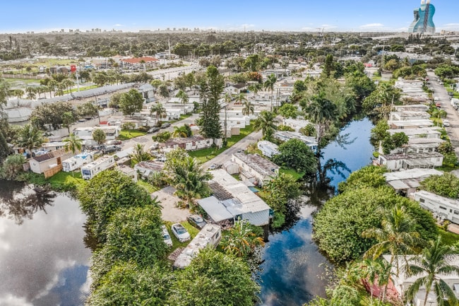 4732 SW 46th Ln in Davie, FL - Building Photo - Building Photo