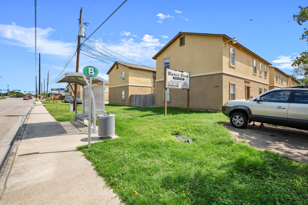 1450 River Rd in San Marcos, TX - Building Photo