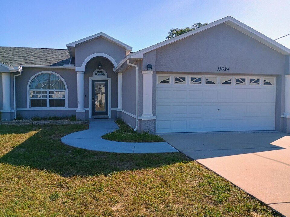 11624 Linden Dr in Spring Hill, FL - Building Photo