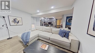 2195 Dewsbury Dr in Oakville, ON - Building Photo - Building Photo