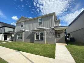 914 S Benchmark Ln, Unit 914 1 in Fayetteville, AR - Building Photo