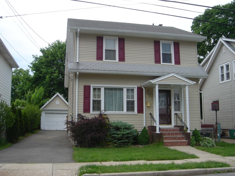 56 Althea St in Clifton, NJ - Building Photo