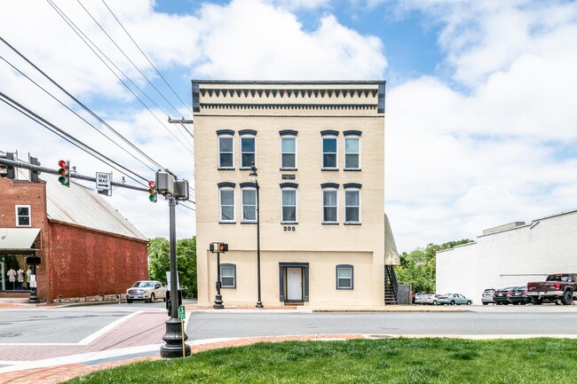 205 N Main St in Harrisonburg, VA - Building Photo - Building Photo