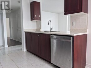 330 Red Maple Rd in Richmond Hill, ON - Building Photo - Building Photo