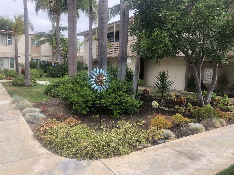 The Westcliff Courtyard Apartments in Newport Beach, CA - Building Photo