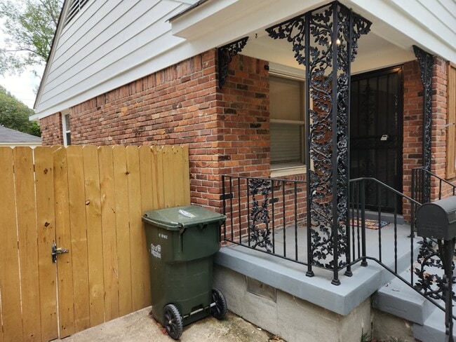 1654 Ivy Rd in Memphis, TN - Building Photo - Building Photo