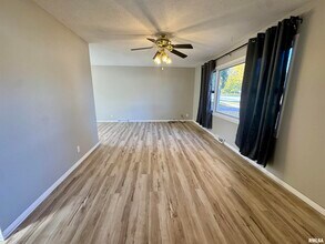 2207 18th St in Bettendorf, IA - Building Photo - Building Photo