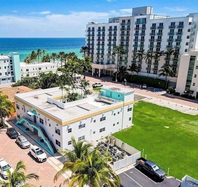 326 Wilson St, Unit 201 in Hollywood, FL - Building Photo