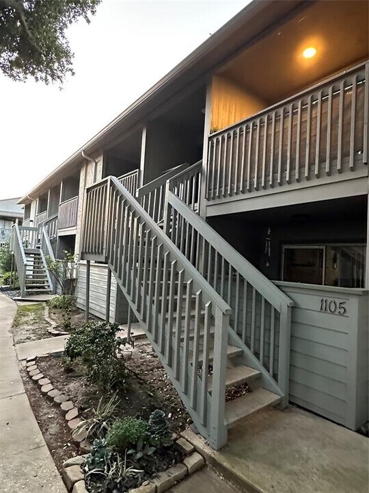 260 El Dorado Blvd in Webster, TX - Building Photo