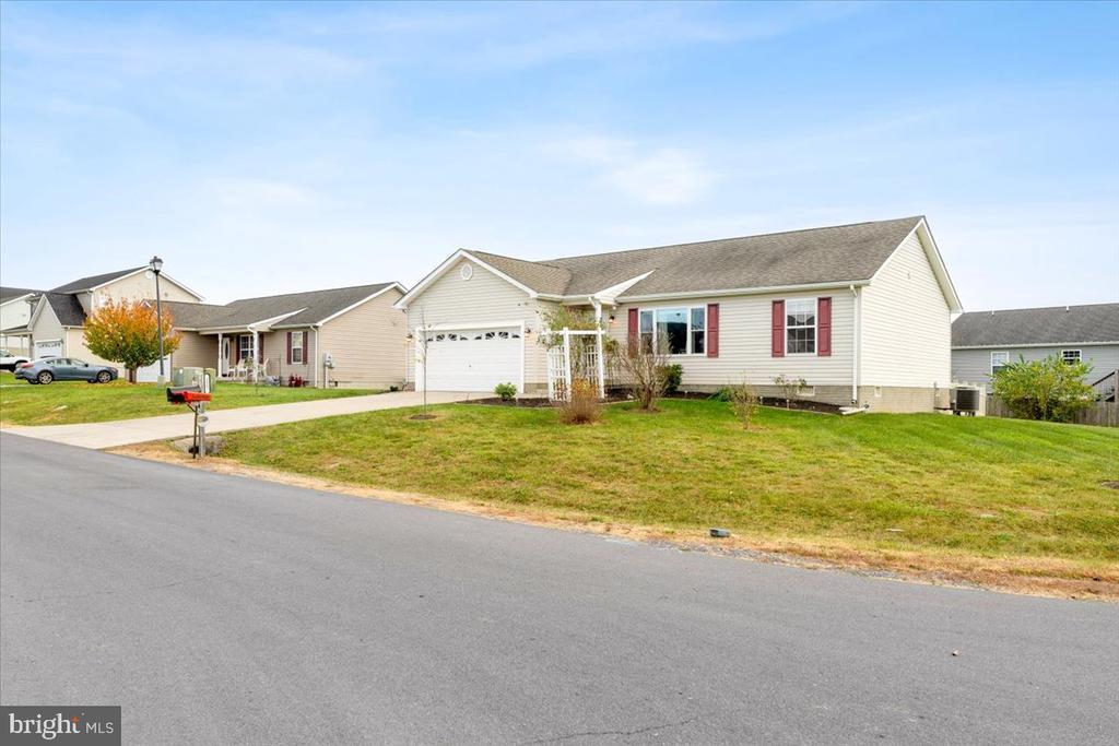 227 Tather Dr in Martinsburg, WV - Building Photo