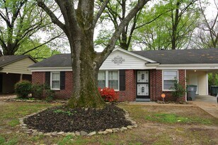 1453 Colonial Rd in Memphis, TN - Building Photo
