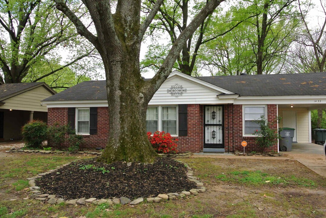 1453 Colonial Rd in Memphis, TN - Building Photo