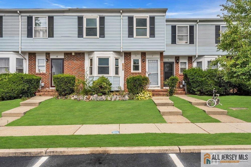 17 Begonia Ct in Sayreville, NJ - Building Photo