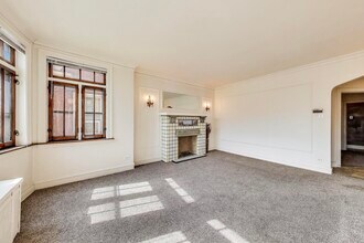 8152 S Merrill Ave, Unit 1 in Chicago, IL - Foto de edificio - Building Photo