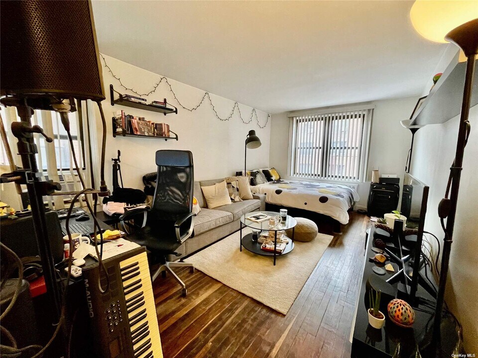 150-29 72nd Rd-Unit -4E in Queens, NY - Building Photo