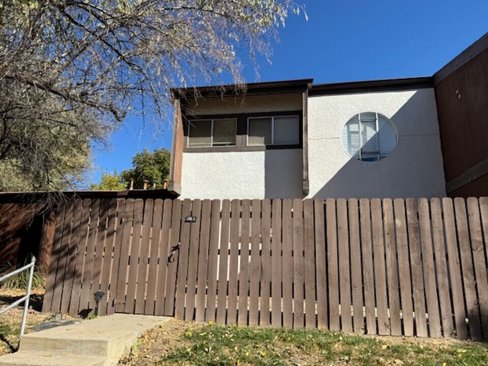 106 Scotland Rd in Pueblo, CO - Building Photo