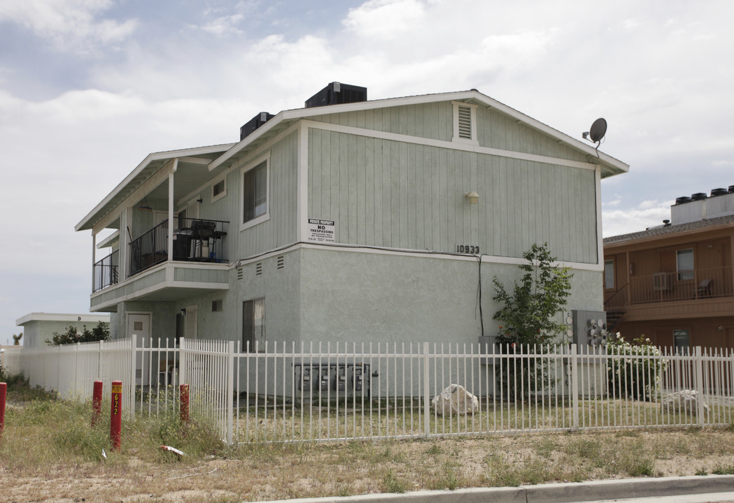 10933 Aztec Ln in Adelanto, CA - Foto de edificio