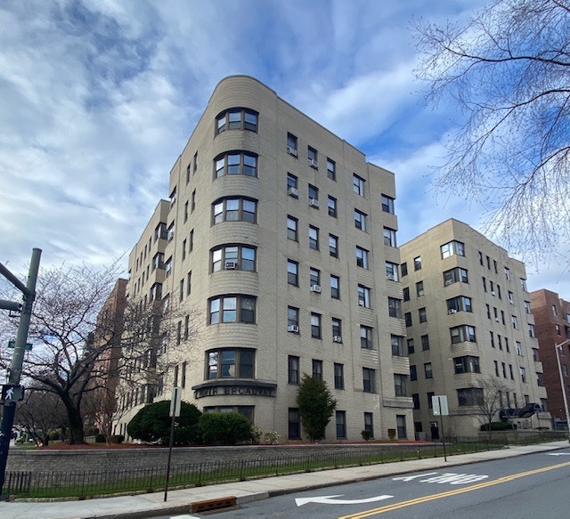 311 Main St in White Plains, NY - Building Photo