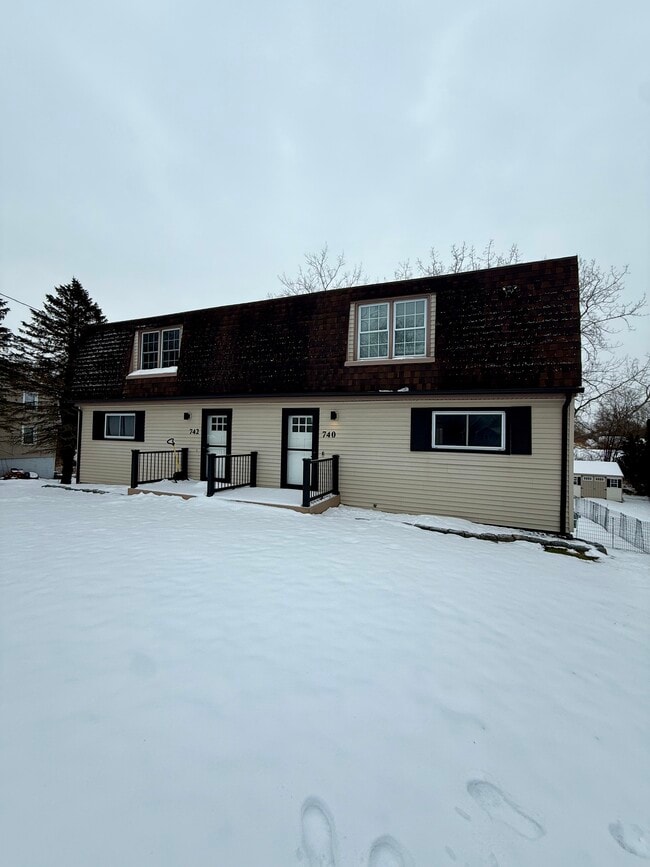 740 Ridge Rd, Unit 740 in Ontario, NY - Foto de edificio - Building Photo