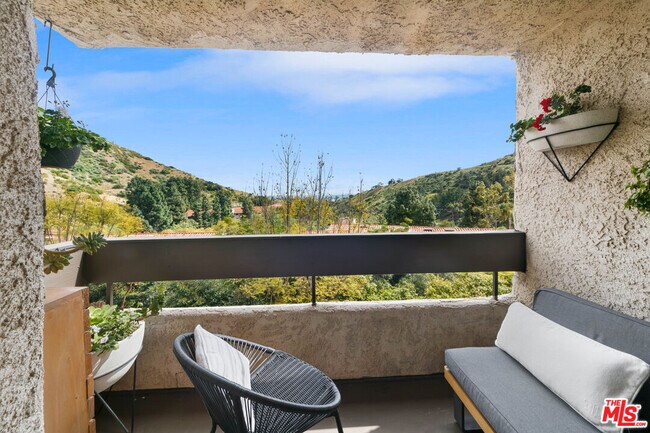 2700 Cahuenga Blvd in Los Angeles, CA - Building Photo - Building Photo