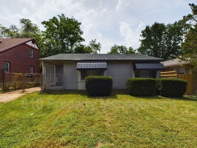 property at 2813 E Meyer Blvd