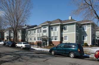 Cecil Newman Apartments in Minneapolis, MN - Foto de edificio - Building Photo