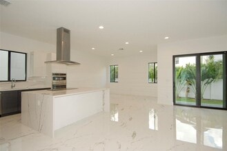 1435 SW 23rd St in Miami, FL - Foto de edificio - Building Photo